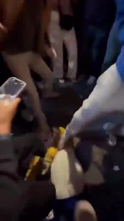 驚！尼克斯大勝步行者后，哈利伯頓遭主場(chǎng)球迷群毆