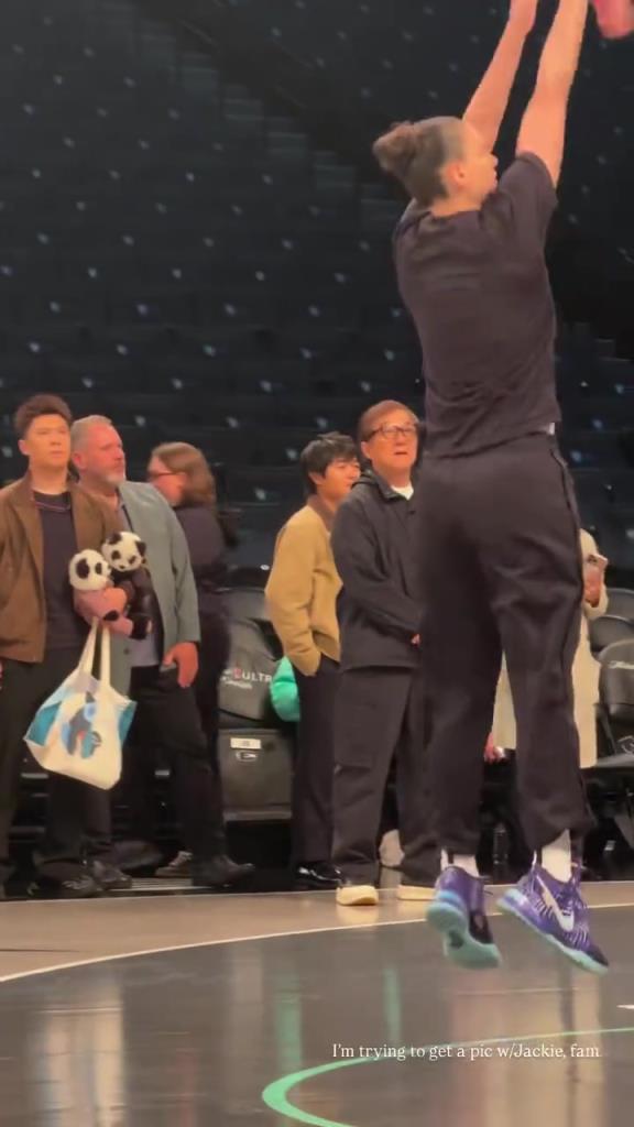 71歲成龍現(xiàn)身巴克萊中心看女籃比賽：她們投籃怎么那么準(zhǔn)?。?！