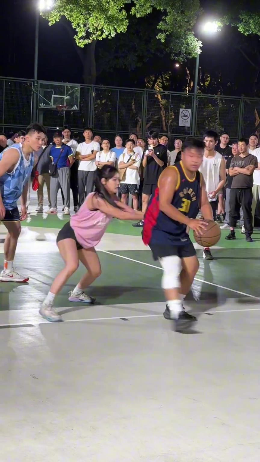 這哥們看見防自己的是女生，一個勁背打，球也不傳了